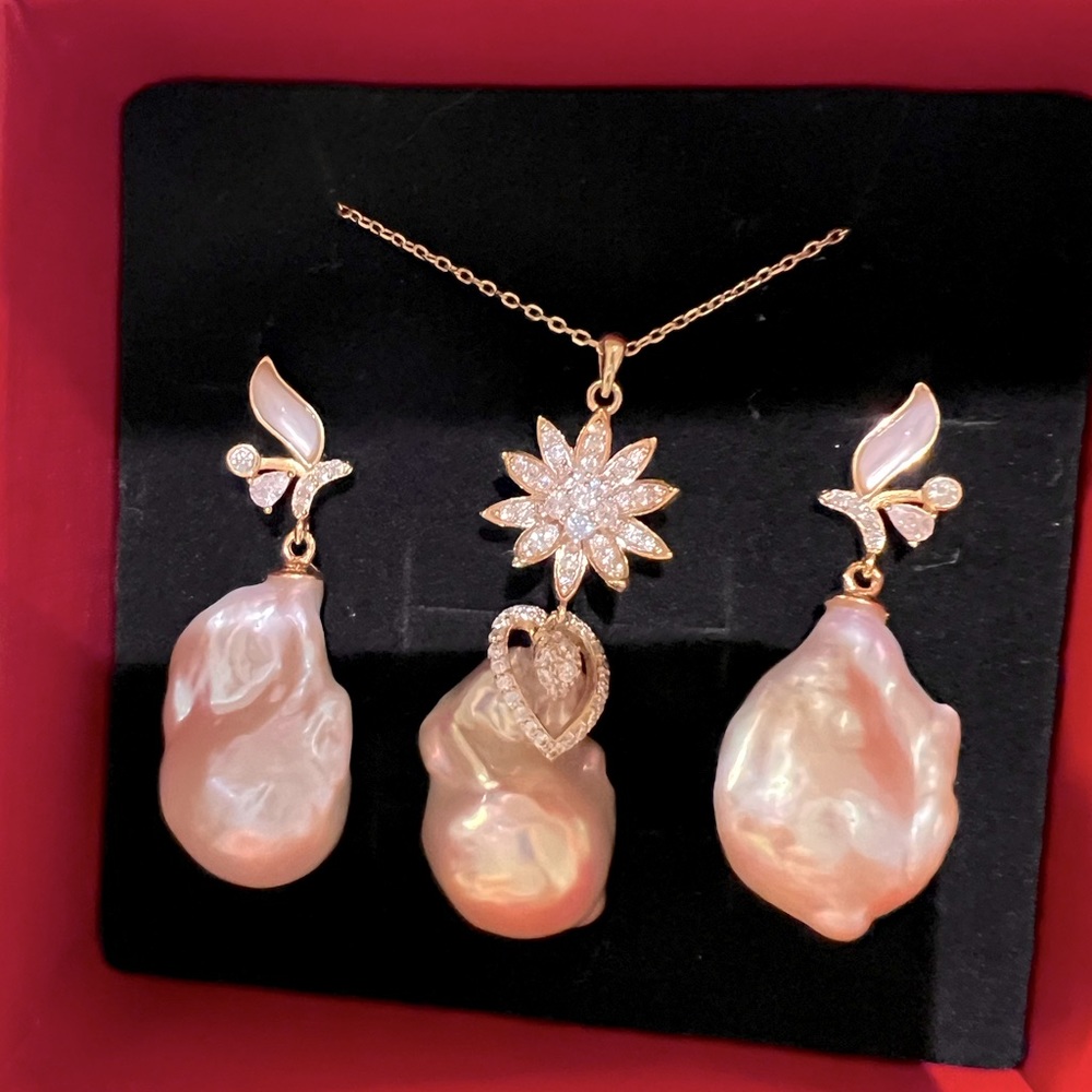Baroque pearl necklace and earrings set. 925 silver